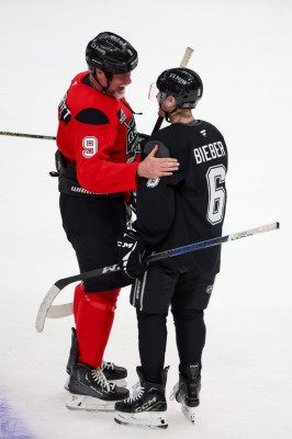 23.02 | Justin Bieber no evento "Patine por uma LA Forte", realizado pela NHL e pelo Los Angeles Kings.