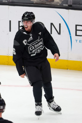 23.02 | Justin Bieber no evento "Patine por uma LA Forte", realizado pela NHL e pelo Los Angeles Kings.