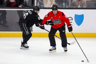 23.02 | Justin Bieber no evento "Patine por uma LA Forte", realizado pela NHL e pelo Los Angeles Kings.