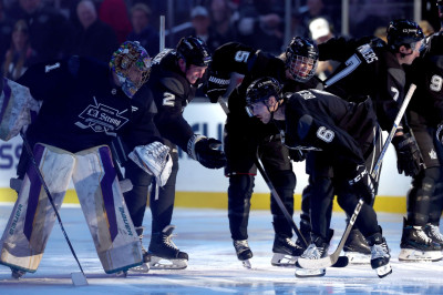 23.02 | Justin Bieber no evento "Patine por uma LA Forte", realizado pela NHL e pelo Los Angeles Kings.