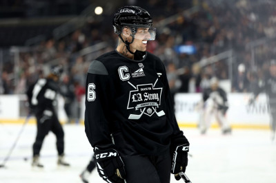 23.02 | Justin Bieber no evento "Patine por uma LA Forte", realizado pela NHL e pelo Los Angeles Kings.