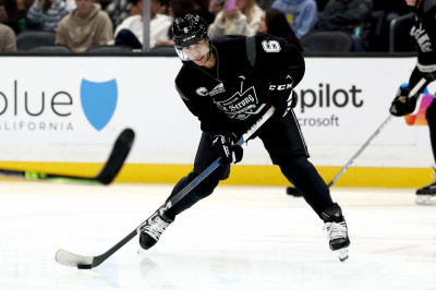 23.02 | Justin Bieber no evento "Patine por uma LA Forte", realizado pela NHL e pelo Los Angeles Kings.