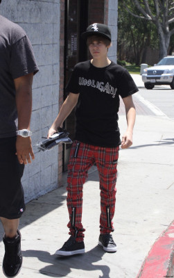 05.05 | Justin Bieber fazendo compras em Los Angeles