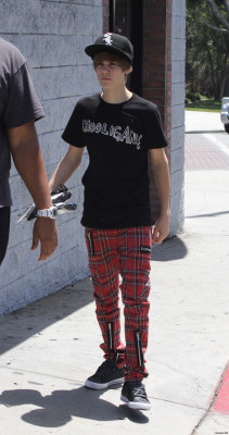 05.05 | Justin Bieber fazendo compras em Los Angeles