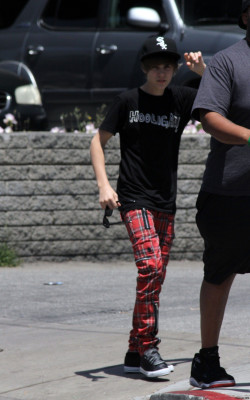 05.05 | Justin Bieber fazendo compras em Los Angeles