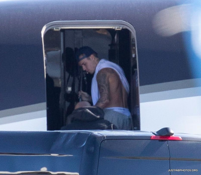 16.03 | Embarca em um jato particular em Los Angeles