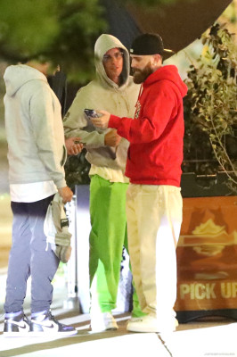05.05 | Em frente a um restaurante italiano em Los Angeles