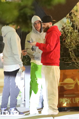 05.05 | Em frente a um restaurante italiano em Los Angeles
