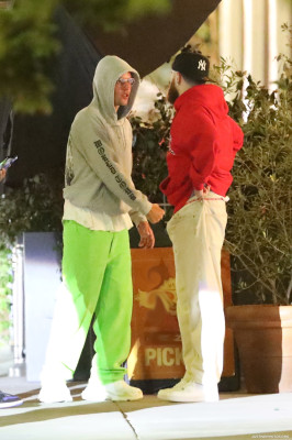 05.05 | Em frente a um restaurante italiano em Los Angeles