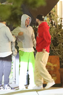 05.05 | Em frente a um restaurante italiano em Los Angeles