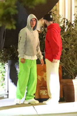 05.05 | Em frente a um restaurante italiano em Los Angeles