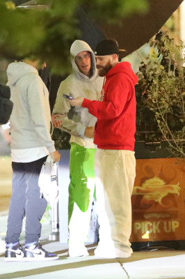 05.05 | Em frente a um restaurante italiano em Los Angeles