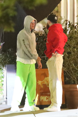 05.05 | Em frente a um restaurante italiano em Los Angeles