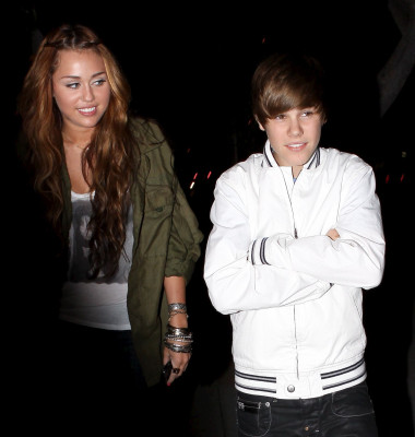 05.10 | Justin e Miley Cyrus deixando um restaurante