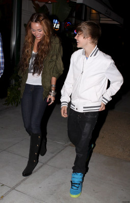 05.10 | Justin e Miley Cyrus deixando um restaurante