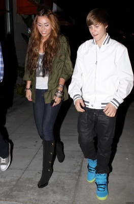 05.10 | Justin e Miley Cyrus deixando um restaurante