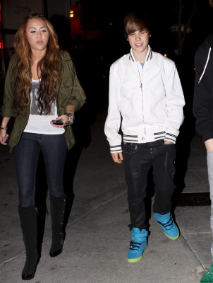 05.10 | Justin e Miley Cyrus deixando um restaurante
