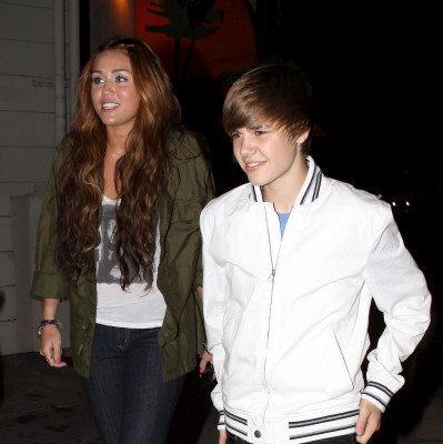 05.10 | Justin e Miley Cyrus deixando um restaurante