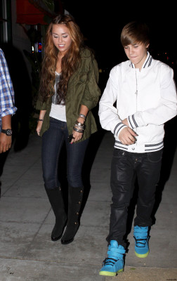 05.10 | Justin e Miley Cyrus deixando um restaurante