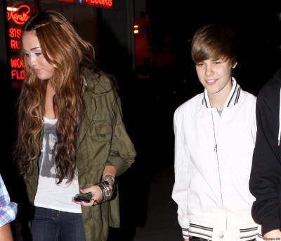05.10 | Justin e Miley Cyrus deixando um restaurante