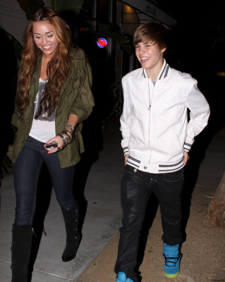 05.10 | Justin e Miley Cyrus deixando um restaurante