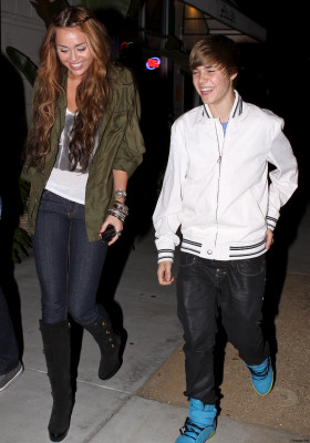 05.10 | Justin e Miley Cyrus deixando um restaurante