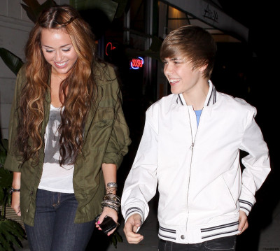 05.10 | Justin e Miley Cyrus deixando um restaurante