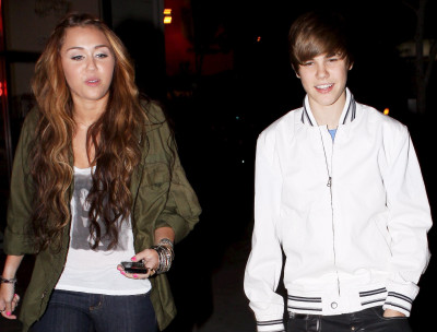 05.10 | Justin e Miley Cyrus deixando um restaurante