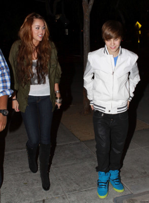 05.10 | Justin e Miley Cyrus deixando um restaurante