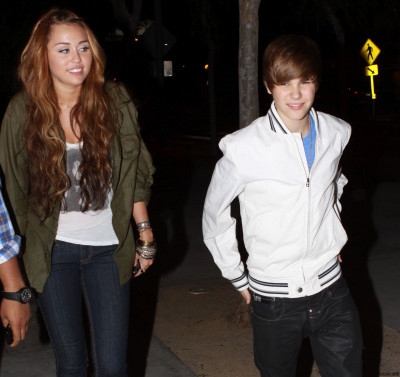 05.10 | Justin e Miley Cyrus deixando um restaurante