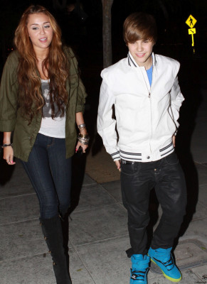 05.10 | Justin e Miley Cyrus deixando um restaurante
