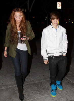 05.10 | Justin e Miley Cyrus deixando um restaurante