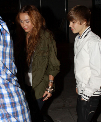 05.10 | Justin e Miley Cyrus deixando um restaurante
