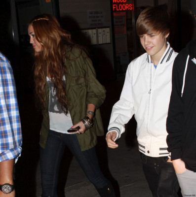 05.10 | Justin e Miley Cyrus deixando um restaurante