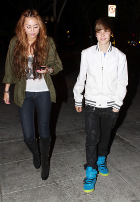 05.10 | Justin e Miley Cyrus deixando um restaurante