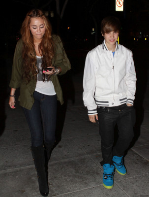 05.10 | Justin e Miley Cyrus deixando um restaurante
