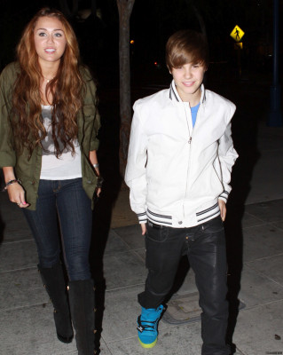 05.10 | Justin e Miley Cyrus deixando um restaurante