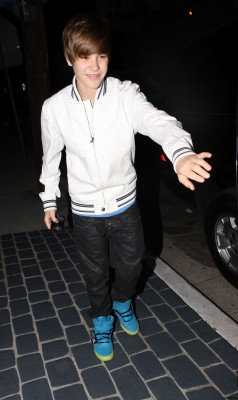 05.10 | Justin e Miley Cyrus deixando um restaurante