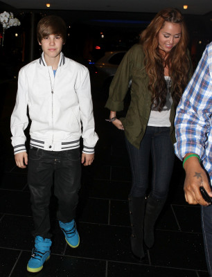05.10 | Justin e Miley Cyrus deixando um restaurante