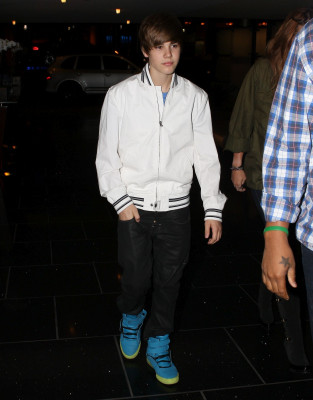 05.10 | Justin e Miley Cyrus deixando um restaurante