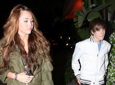 05.10 | Justin e Miley Cyrus deixando um restaurante