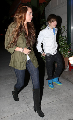 05.10 | Justin e Miley Cyrus deixando um restaurante