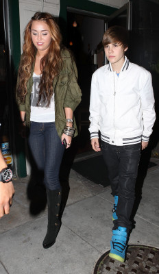 05.10 | Justin e Miley Cyrus deixando um restaurante