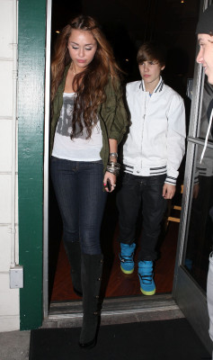 05.10 | Justin e Miley Cyrus deixando um restaurante