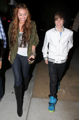 05.10 | Justin e Miley Cyrus deixando um restaurante