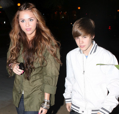 05.10 | Justin e Miley Cyrus deixando um restaurante