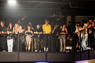28.08 | Justin e Hailey Bieber chegam à quadra do "The League", em Los Angeles, Califórnia.