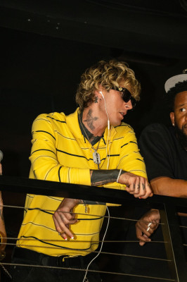 28.08 | Justin e Hailey Bieber chegam à quadra do "The League", em Los Angeles, Califórnia.
