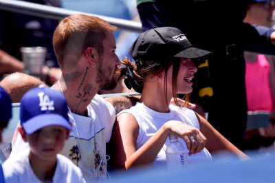 16.08 | Justin e Hailey Bieber no jogo entre Milwaukee Brewers e Los Angeles Dodgers.