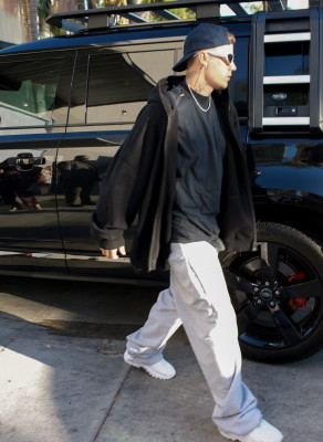 29.06 | Chega a uma missa na Igreja Churchome, em Beverly Hills
